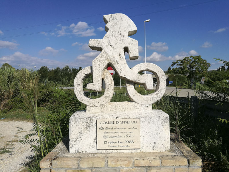 Ciclabile-del-Tronto-statua-comune-di-Spinetoli