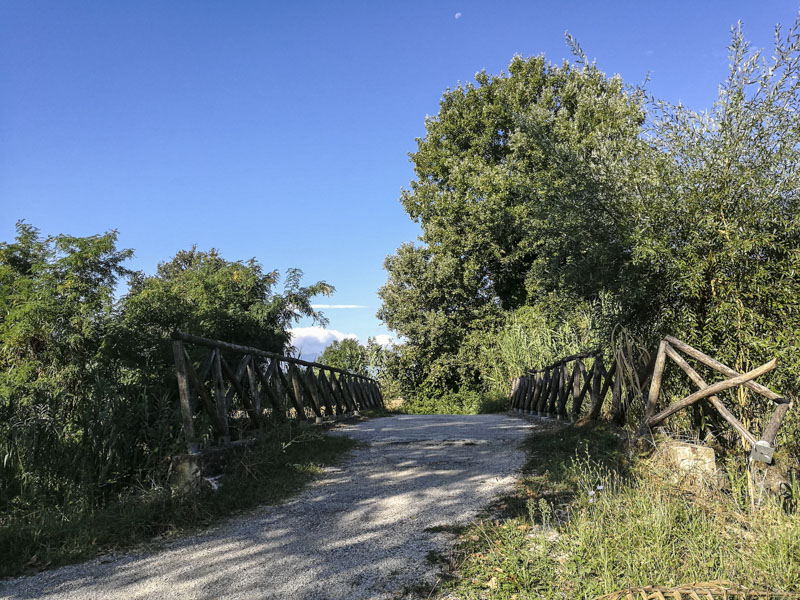 Ciclabile-del-Tronto-strada-di-ghiaia