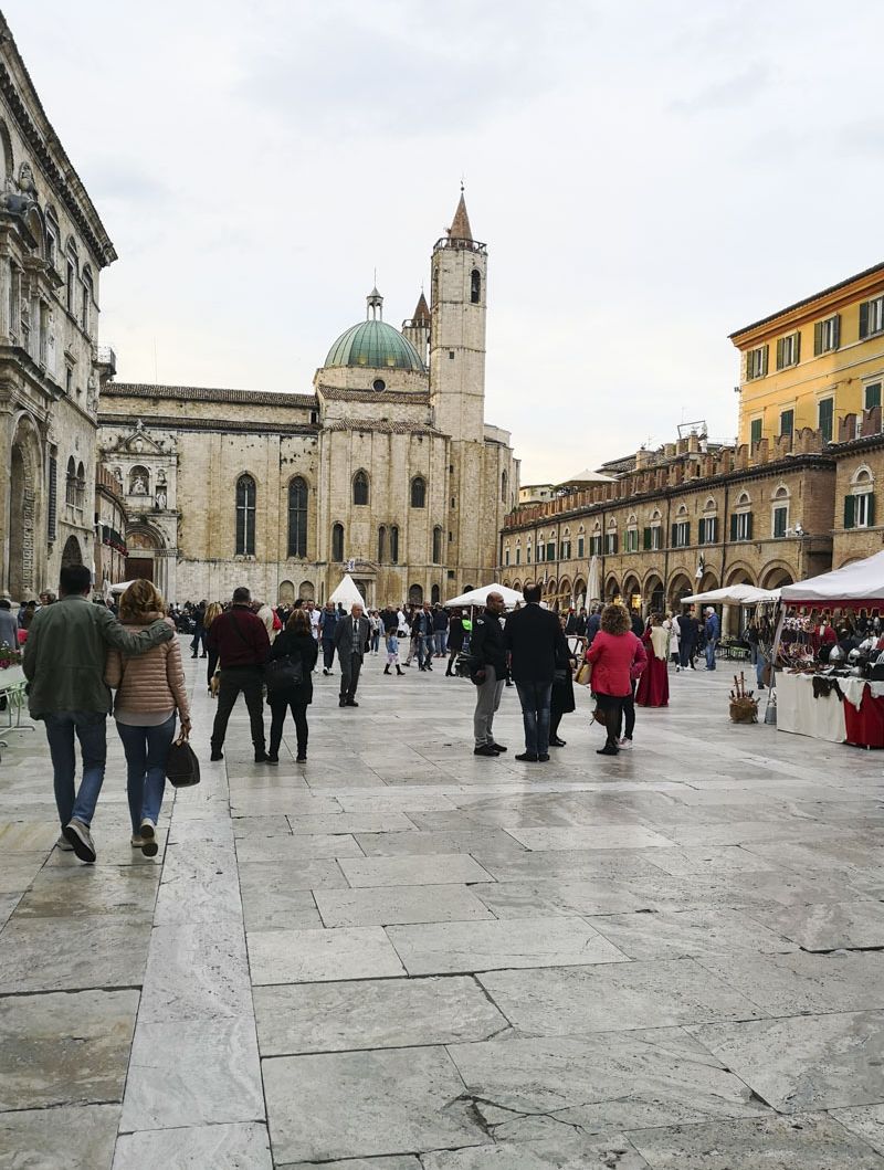 Olive-all-ascolana-ad-Ascoli-Piceno-Piazza-del-Popolo