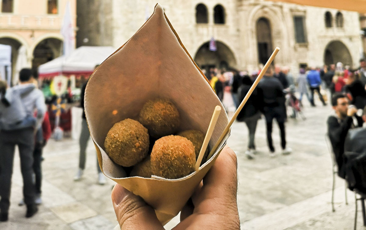 Olive-all-ascolana-ad-Ascoli-Piceno-cartoccio-in-Piazza-del-Popolo