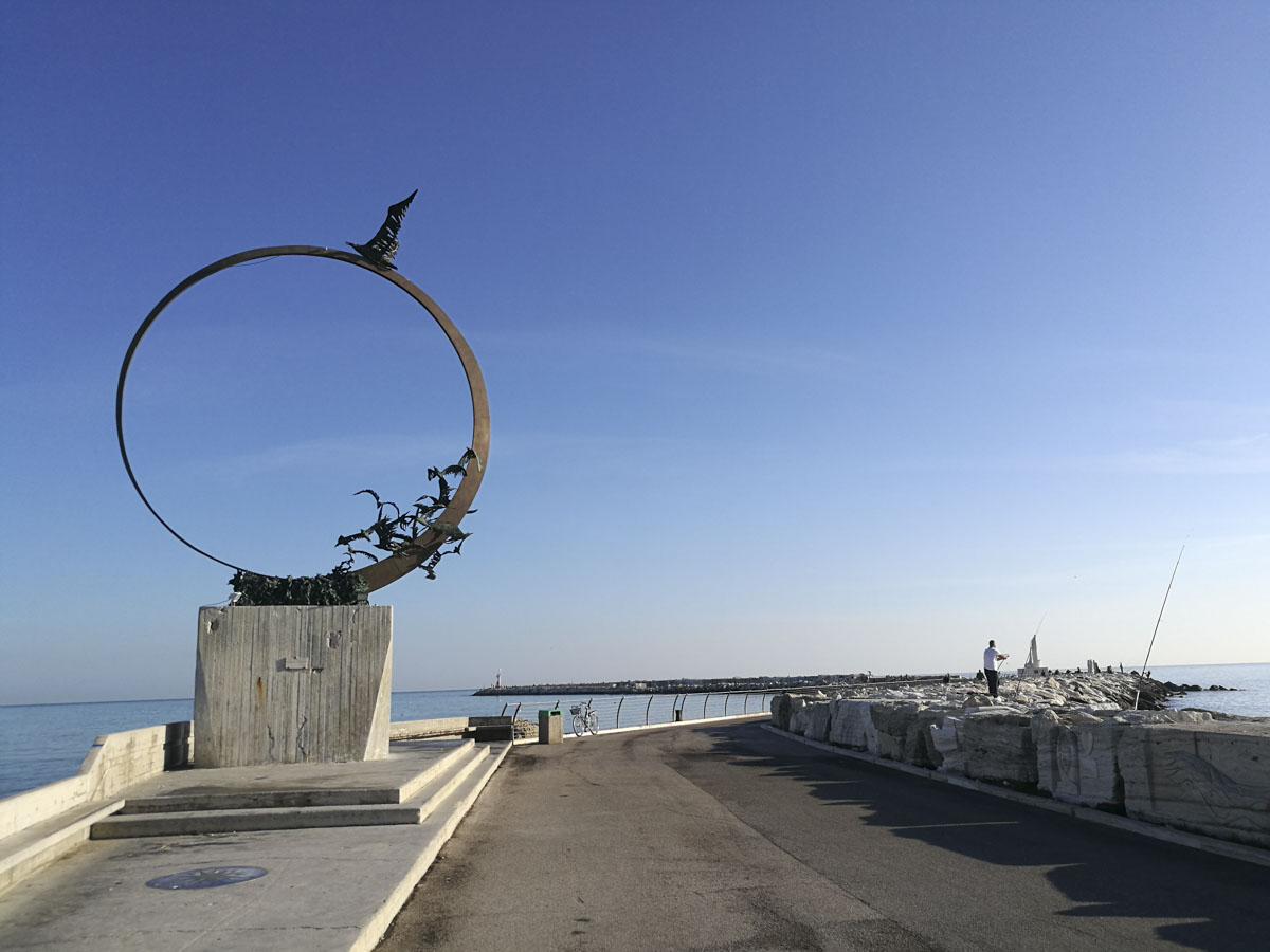 Pista-ciclabile-monumento-al-Gabbiano