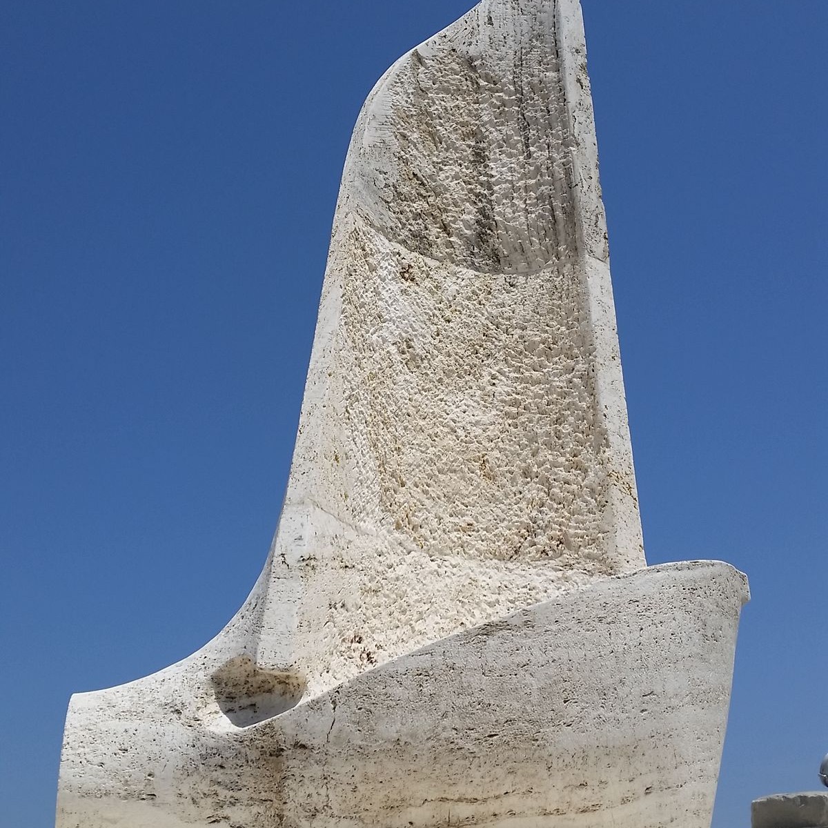 barca di pietra al MAM molo sud di San Benedetto
