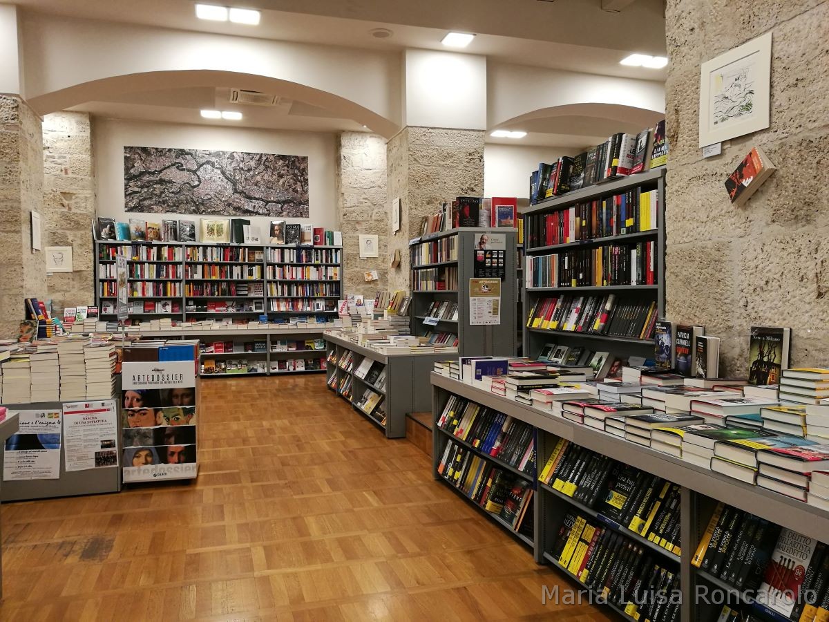 Libreria Rinascita interni