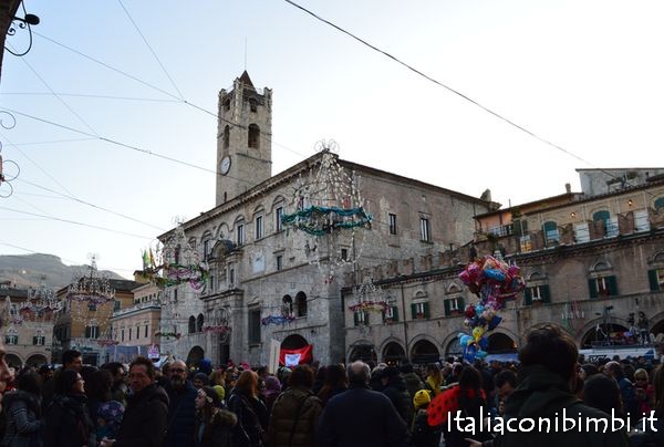 Piazza del Polo al Carnevale di Ascoli Piceno