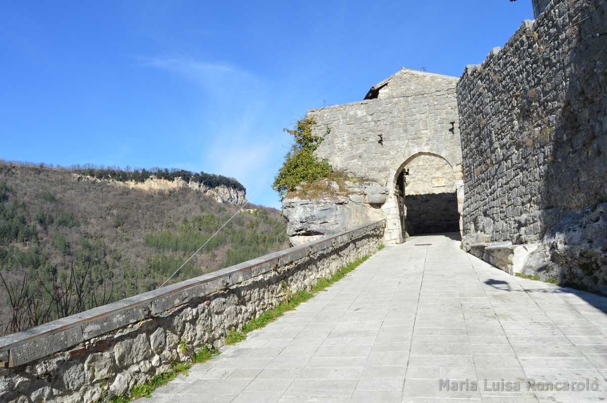 accesso al borgo di Castel Trosino