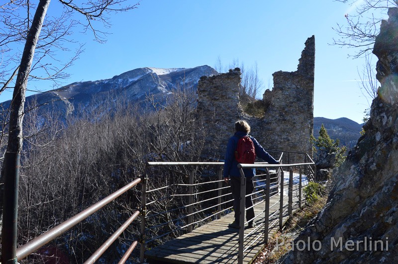 sentiero 411 del CAI Ascoli Piceno - passaggio di legno