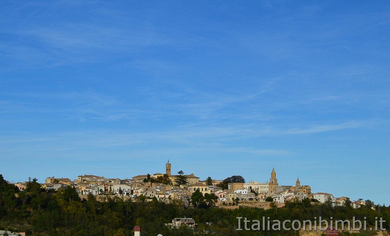 Atri- paese visto da lontano