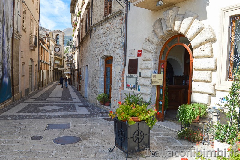 Civitella del Tronto- corso Mazzini e ingreso albergo ristorante Zunica