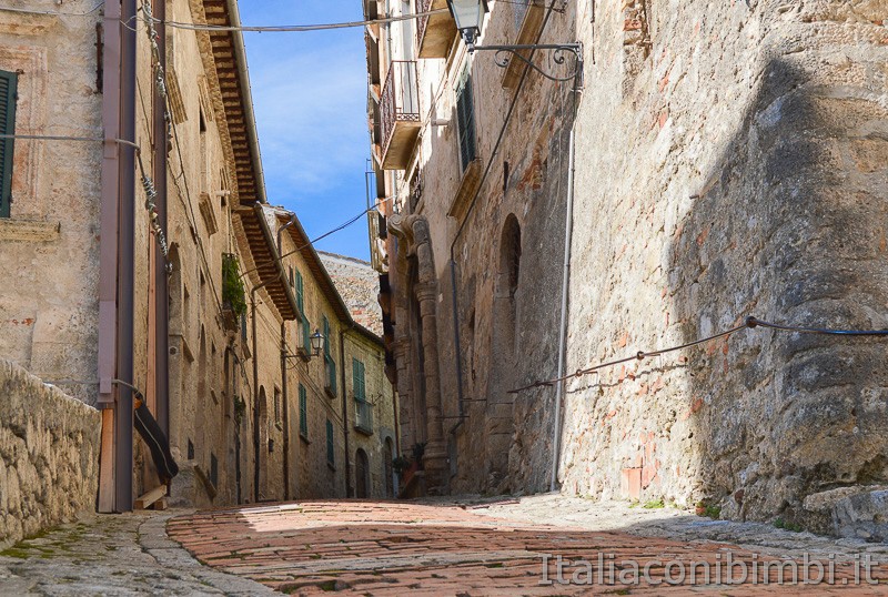 Civitella del Tronto- strada che sale alla fortezza