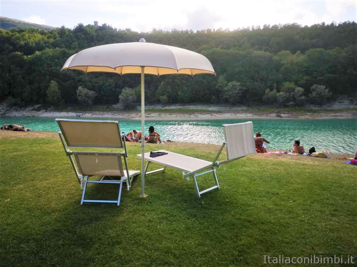 lago di Fiastra ombrelloni