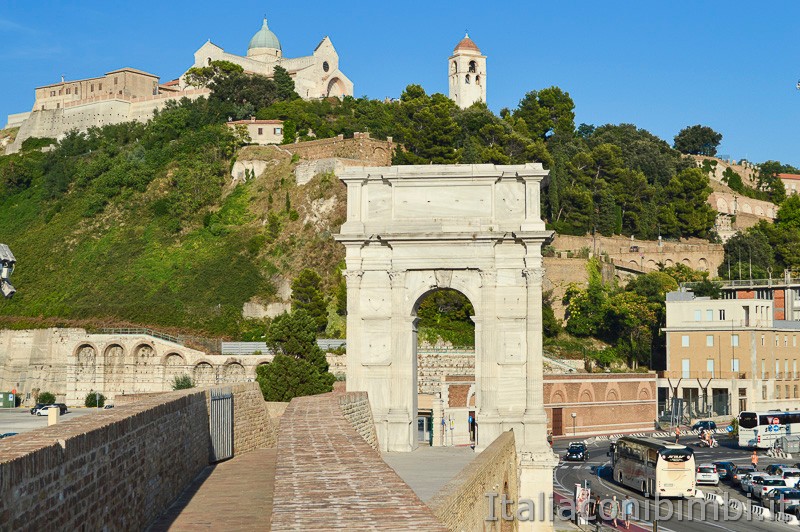 Ancona-Arco-di-Traiano-collina