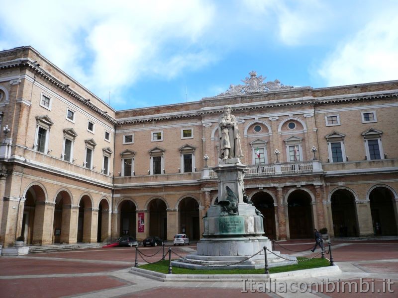 Piazza Giacomo Leopardi di Recanati